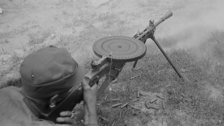 Stalin’s Record Player: The DP-27 Degtyaryov LMG